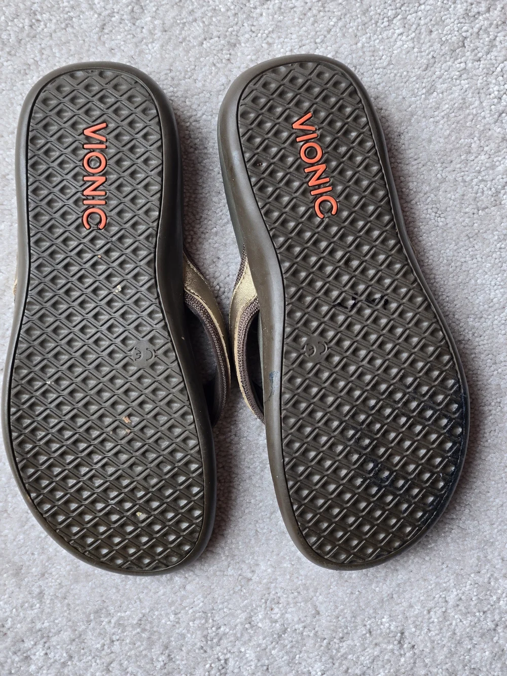 Vionic Olive and Tan Casual Flip Flops Womens 6